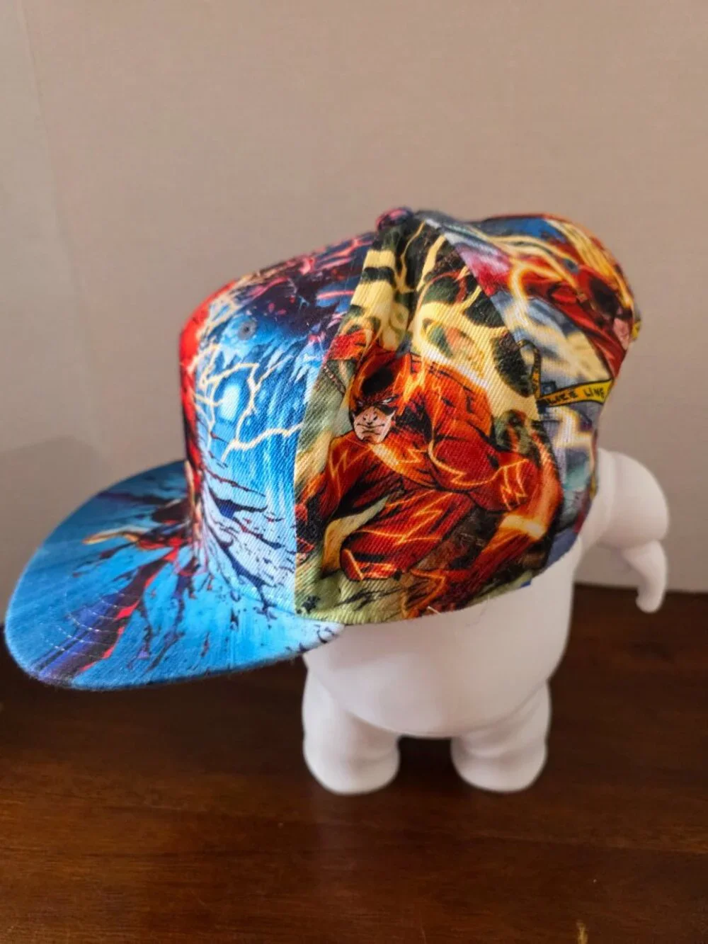 Bioworld DC Comics The Flash snapback cap features a full-color